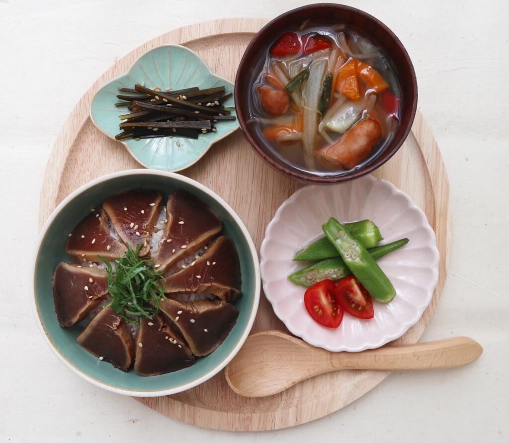 おうちde献立メニュー カツオの漬け丼メニュー Tabeiro たべいろレシピ